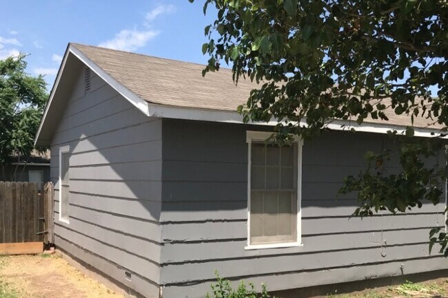 Side View - 117 N Faulkner St