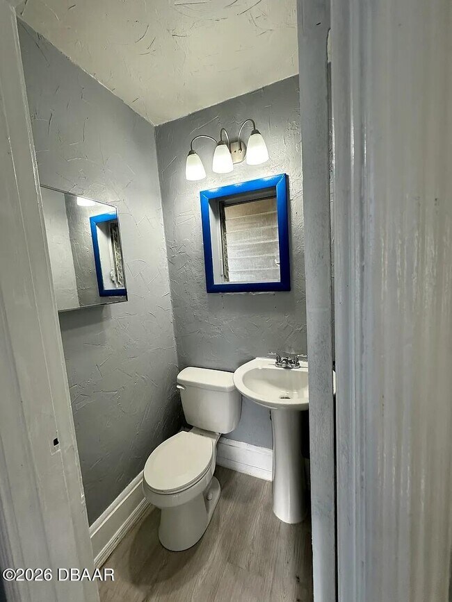 Building Photo - 827 N Oleander Ave