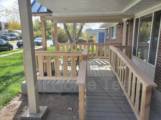 Building Photo - 477 Colonial Ave