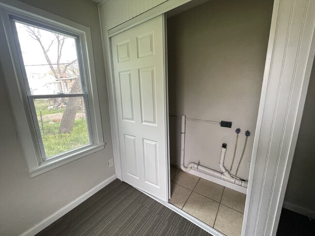 Building Photo - 2 Bedroom and 1 Bath,