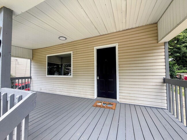 Foto del edificio - Three bedroom one bathroom single-family home for rent