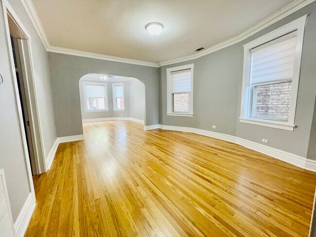 Building Photo - 3330 N Avers Ave