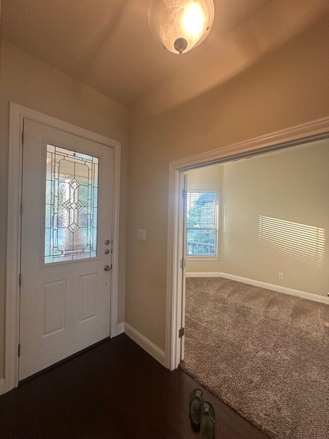 Foto del edificio - **Christie Ranch**Available 9/10