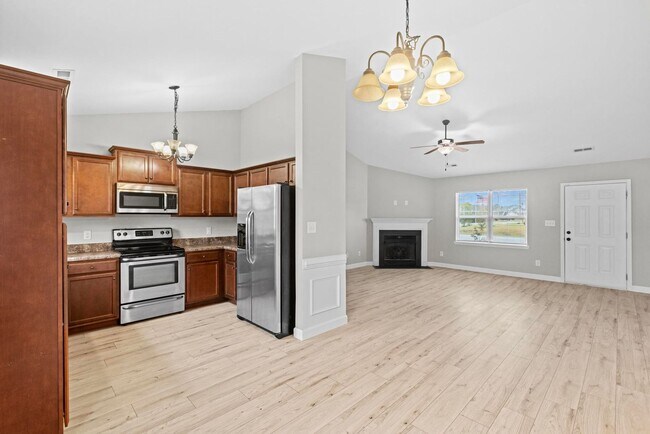 Building Photo - Bridgeport Home with Community Pool!