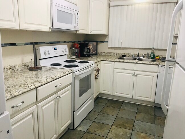 Building Photo - 324 E Spruce Ave