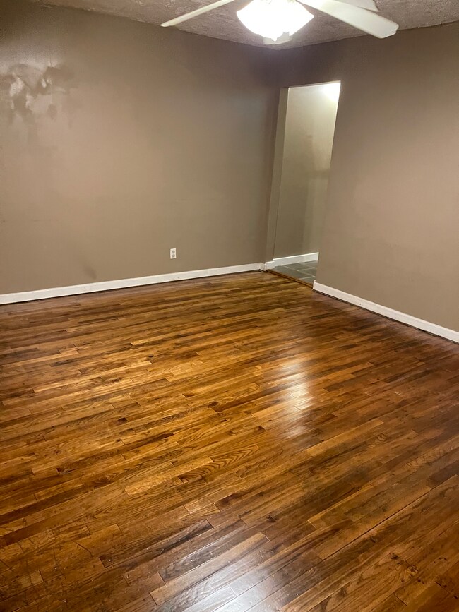 Sala de estar que da al pasillo - 2028 Levin St