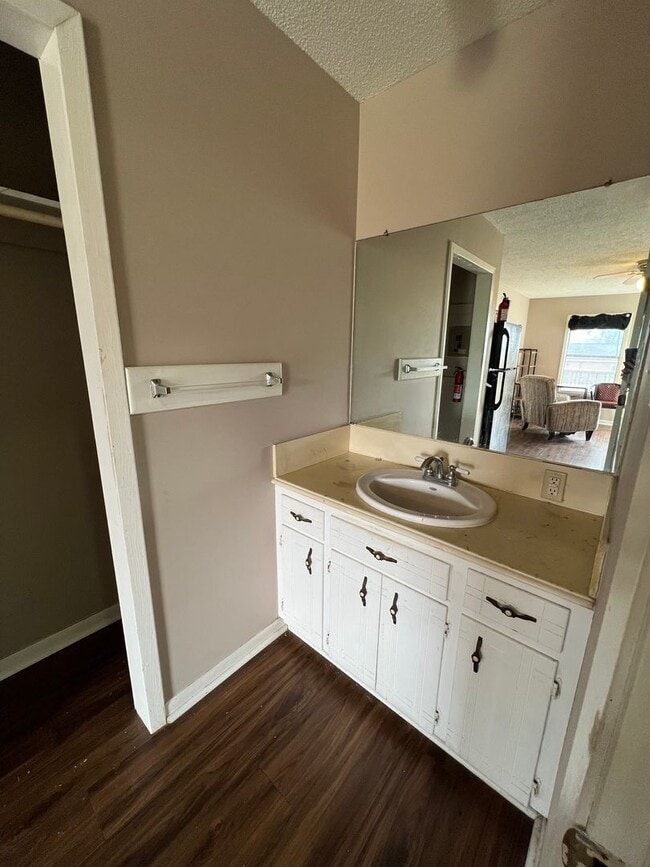 Building Photo - Cute Fully Furnished Efficiency Apartment Located in Sulphur