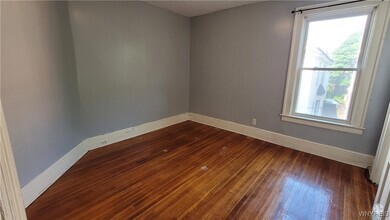 Building Photo - 558 Breckenridge St
