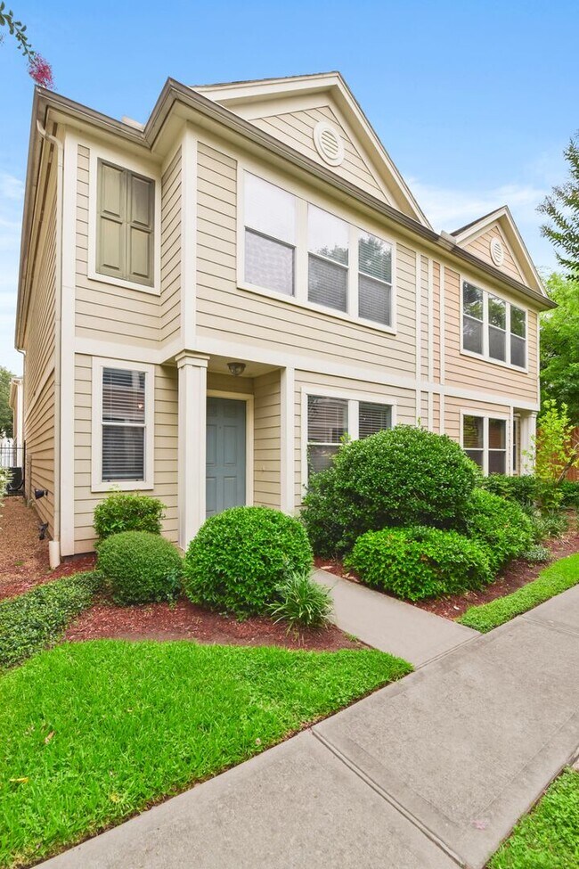 Foto del edificio - Stylish 2-Bed, 2-Bath Home with Unique Ups...
