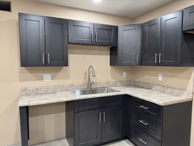 Building Photo - 3 Bedroom 2 Bathroom House FOR RENT