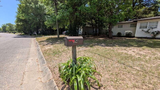 Building Photo - 4527 Versailles Dr