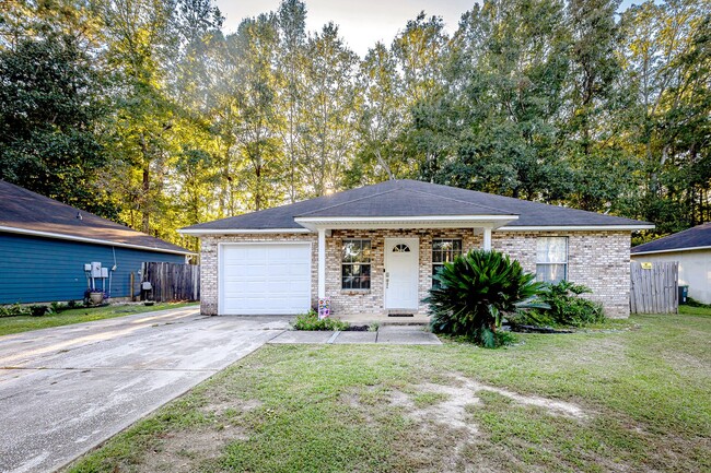 Building Photo - Adorable Home with fenced in backyard!