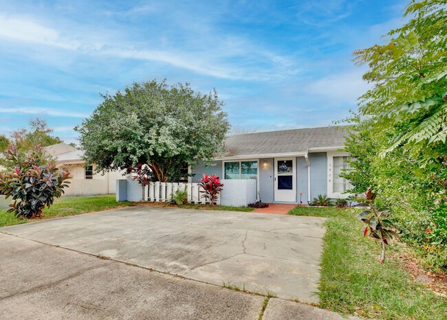 Building Photo - Beautiful 3/2 Spacious Home with a Large F...