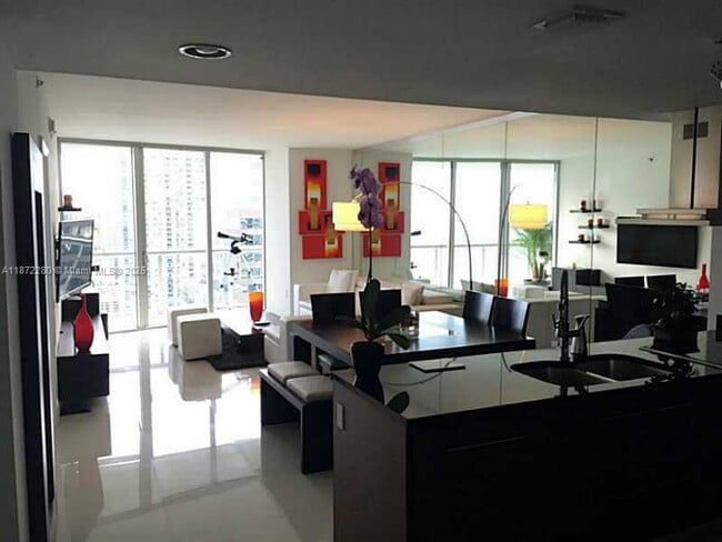 Building Photo - 495 Brickell Ave