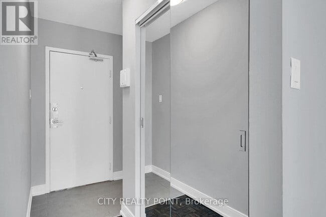 Building Photo - 33-2733 Isabella St