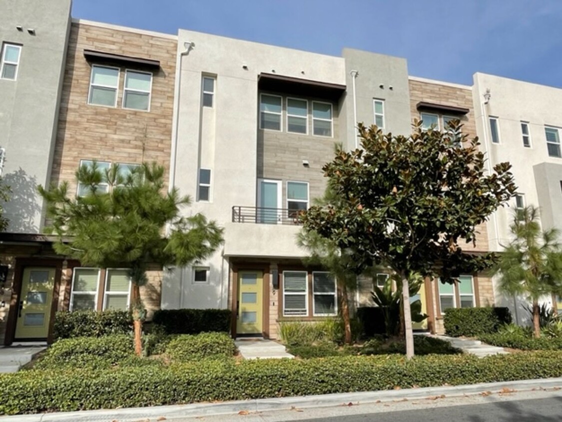 Foto principal - 3 Bedroom Townhome in Platinum Triangle