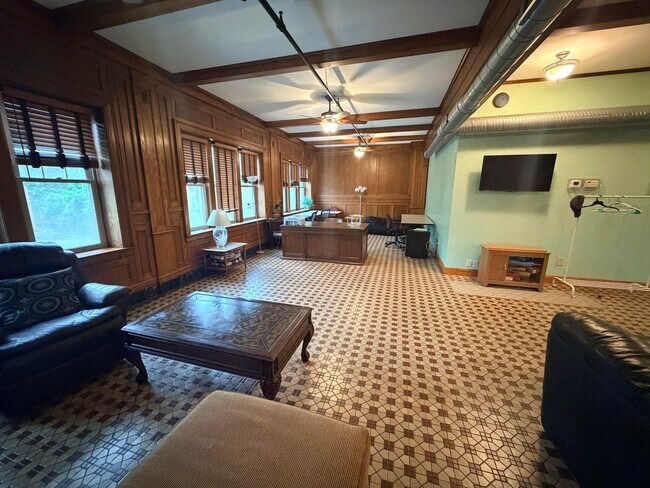 Foto del edificio - FULLY FURNISHED 5 BR / ALL UTILITIES INCLUDED STUDENT HOUSING - TROY, NY