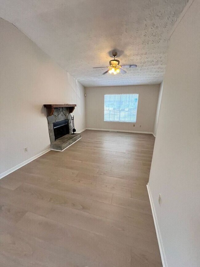 Foto del edificio - Hard to find and easy to love—this spacious Sugar Hill home won’t last long!