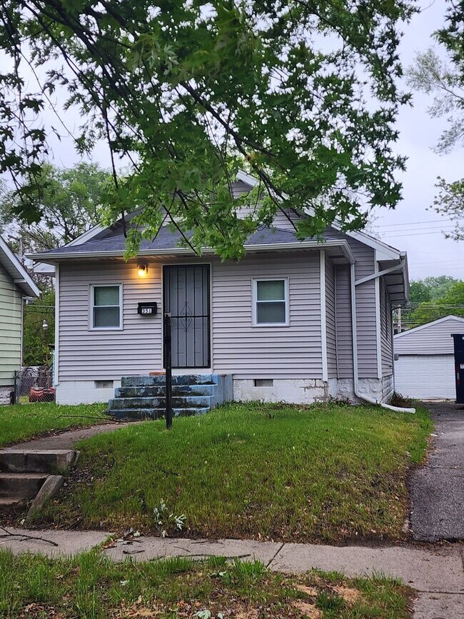 Building Photo - Large 2 Bedroom Home Section 8 accepted!
