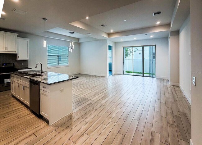 Building Photo - 2065 Paragon Cir W