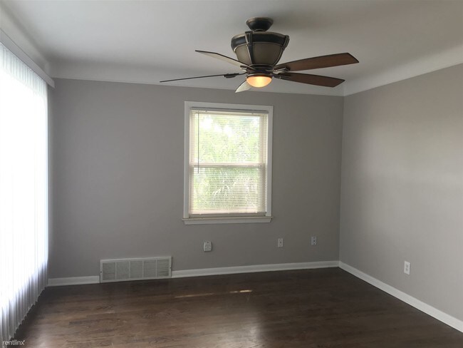 Building Photo - 3 br, 1 bath House - 415 W Maple Rd