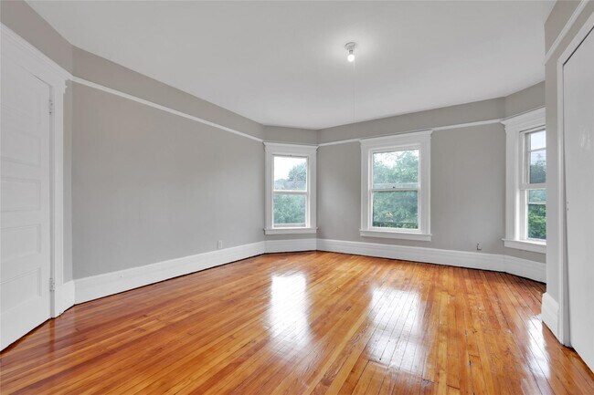 Foto del edificio - 70 E Maple Ave