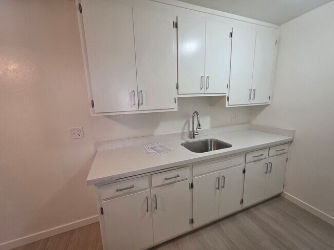 Building Photo - This is a large 2-bdr in a convenient, Fre...