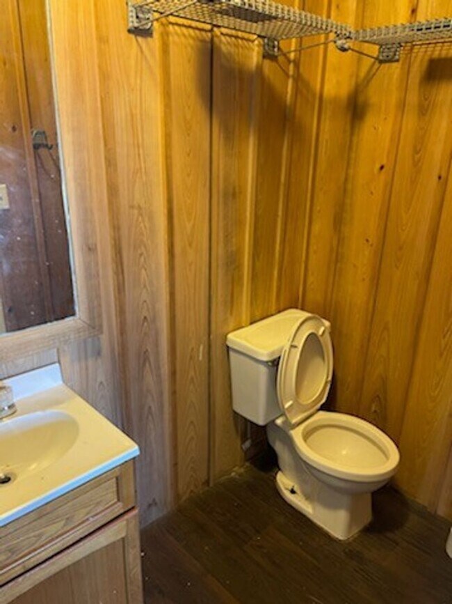 Foto del edificio - Rustic Charm: Enjoy Farmhouse living in our 1Bed 1 Bath Coming Soon !