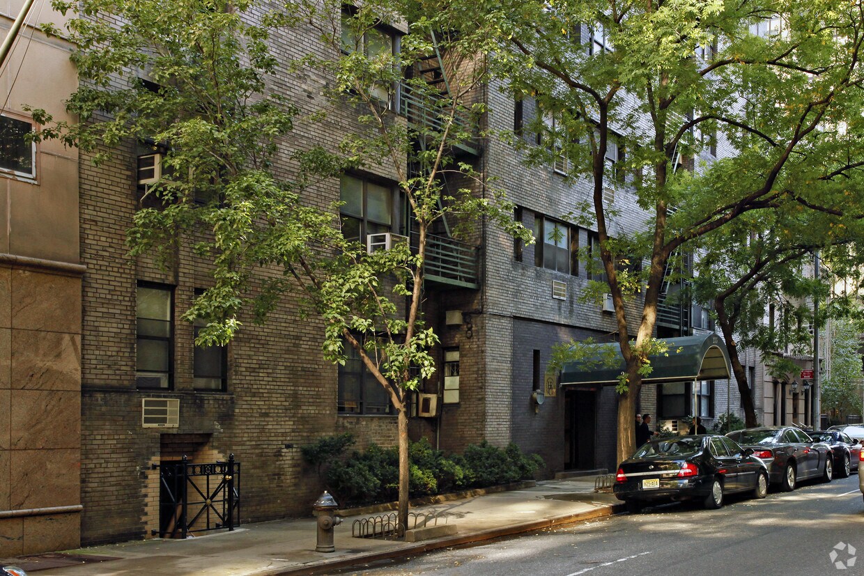 Foto del edificio - 233-235 E 46th St