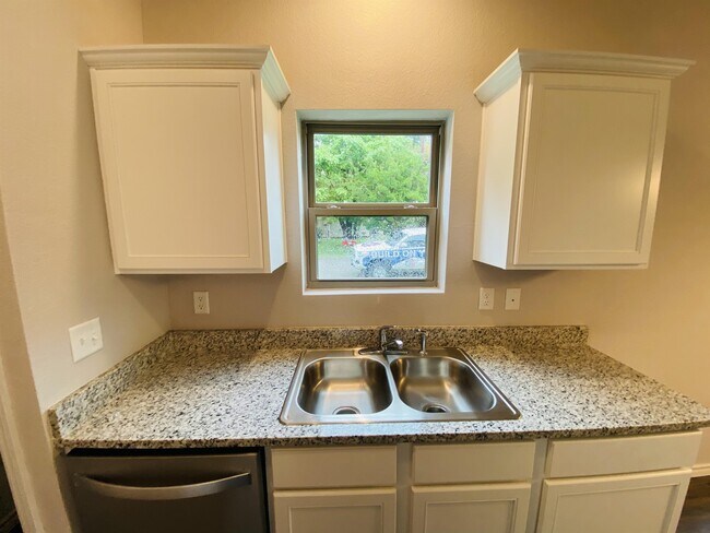 Building Photo - 100 Seay Ln