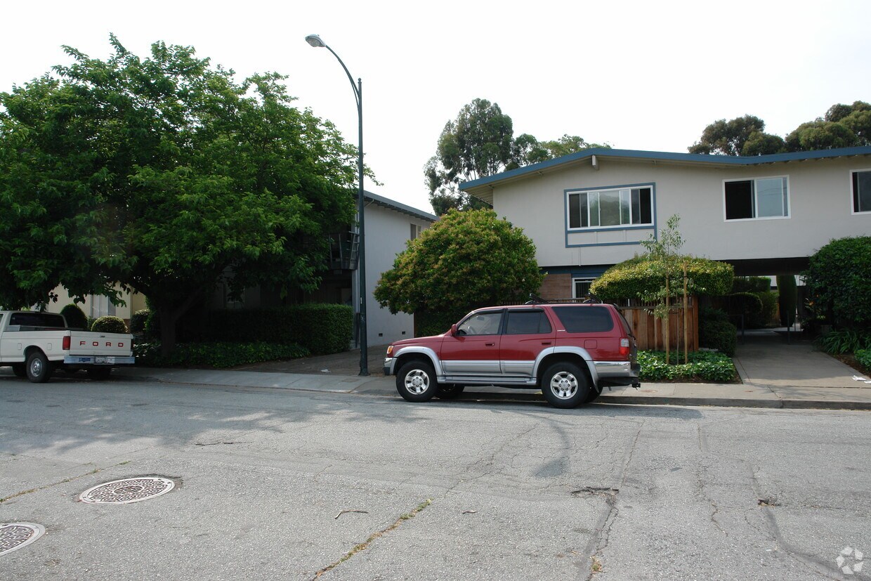 Building Photo - 14 Poinsettia Ave