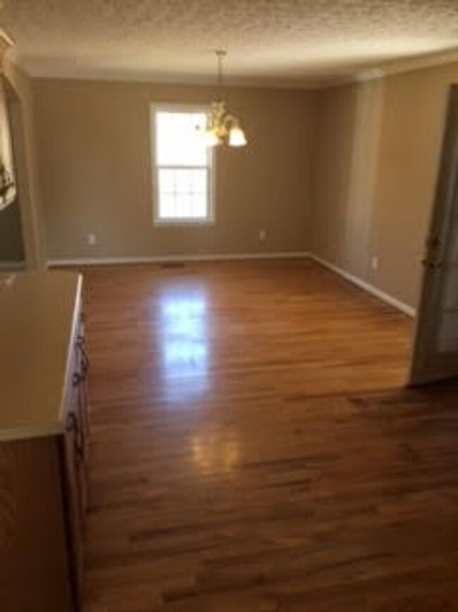 Building Photo - For Lease - 3 bed, 2 bath, 1900sqft, 3 acr...
