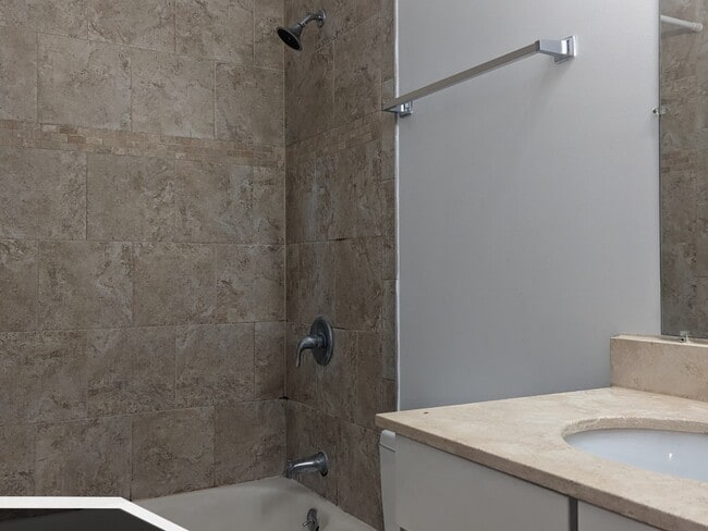 Building Photo - 4715 N Sheridan Rd