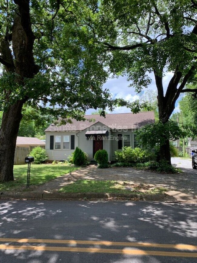 Foto del edificio - 235 Edgewood Dr