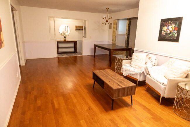 Foto del edificio - 712 Briarwood Cir