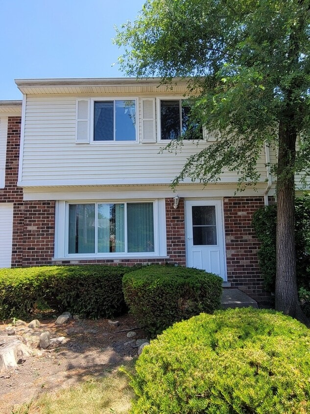 Primary Photo - 107 Williamsburg Ln
