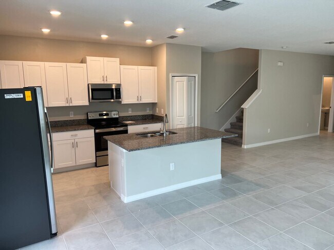 Building Photo - 917 Royal Empress Dr Ruskin, FL 33570