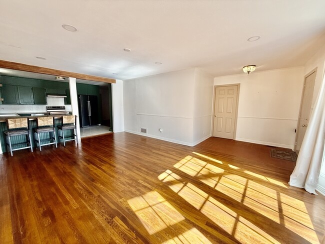 Foto del edificio - 1100 W Grand Ave