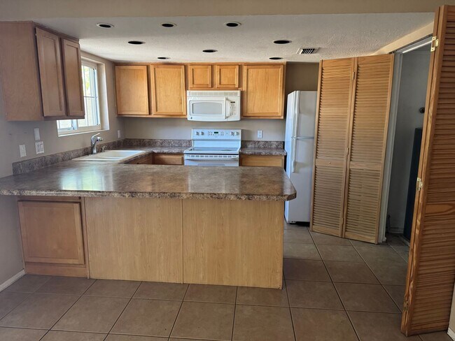 Foto del edificio - Centrally located 4 bedroom townhome