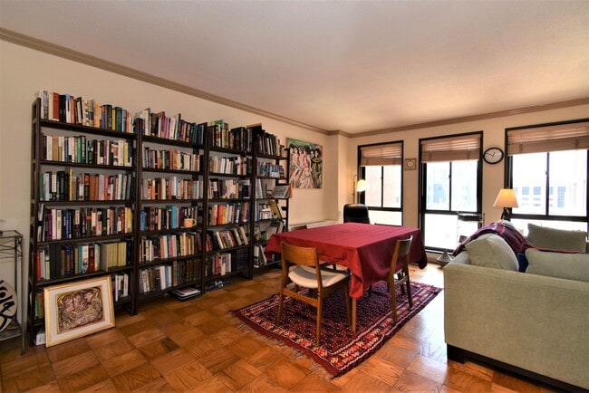Building Photo - Spacious 1BR/1BA in Dupont Circle with Uti...