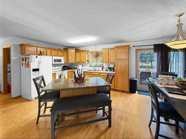 Huge open kitchen with dishwasher - 1012 Patricia Ln NW