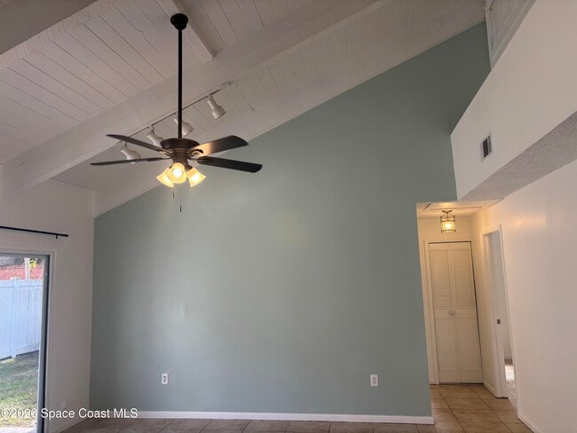 Foto del edificio - 467 Willow Tree Dr