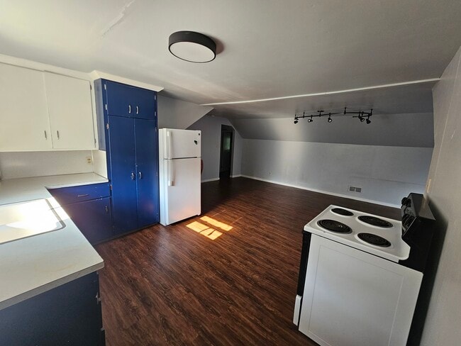 Kitchen from front door - 928 Wall St