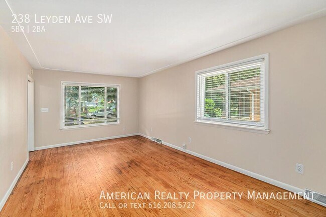 Foto del edificio - 238 Leyden Ave SW