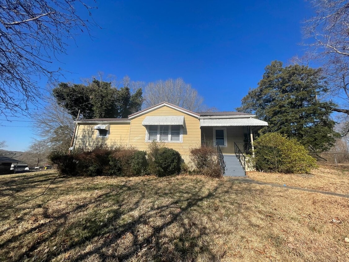 Adorable 3 bedroom 1 bath home Located in Hickory - Adorable 3 bedroom 1 bath home Located in Hickory