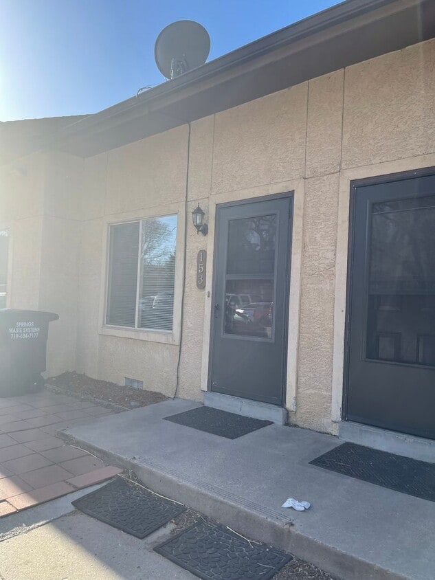 Foto principal - $1061 | 2BR/1BA | Cute Duplex in Fountain ...