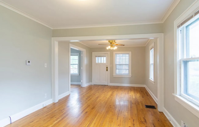 Building Photo - Charming West Plaza Bungalow