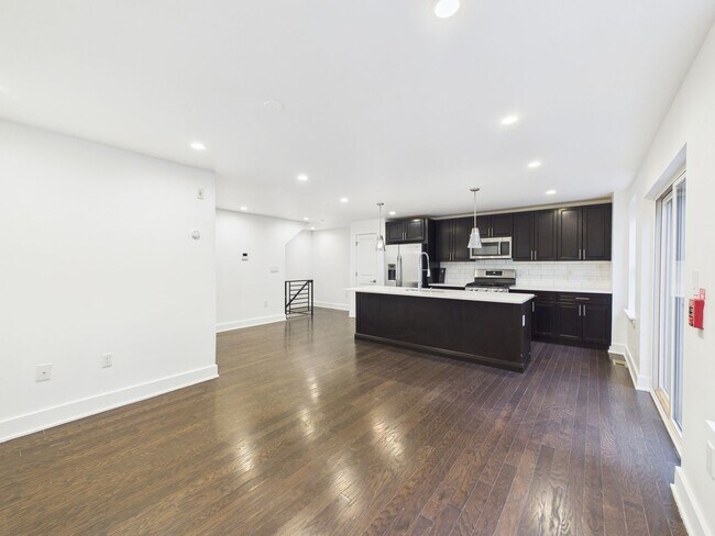 Foto del edificio - Beautiful modern bright 2 bed 1.5 bath with private patio