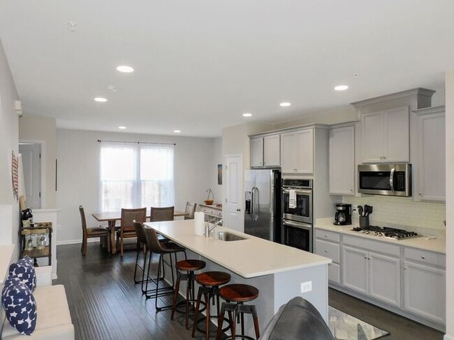 Building Photo - 4-bedroom townhouse in Wildewood