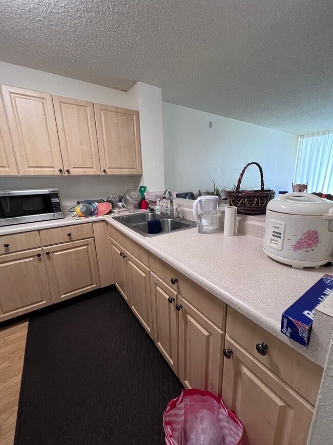 Building Photo - 2 bedroom, 1 bath, condo at Pearl Two * Pa...